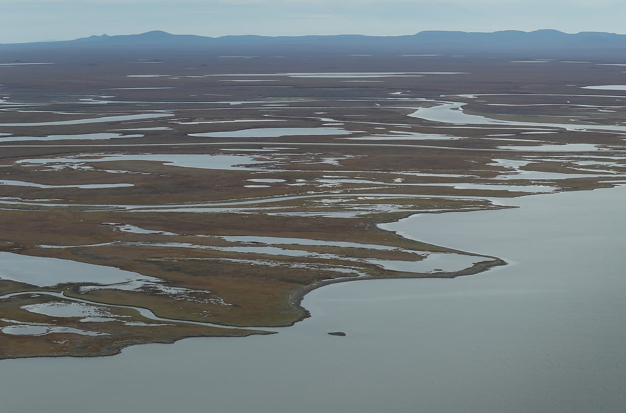En esta imagen de septiembre de 2019, se muestra cómo el permafrost –una capa del suelo que está permanentemente congelada– se ha ido derritiendo debido al aumento de las temperaturas cerca de Kivalina, Alaska.
