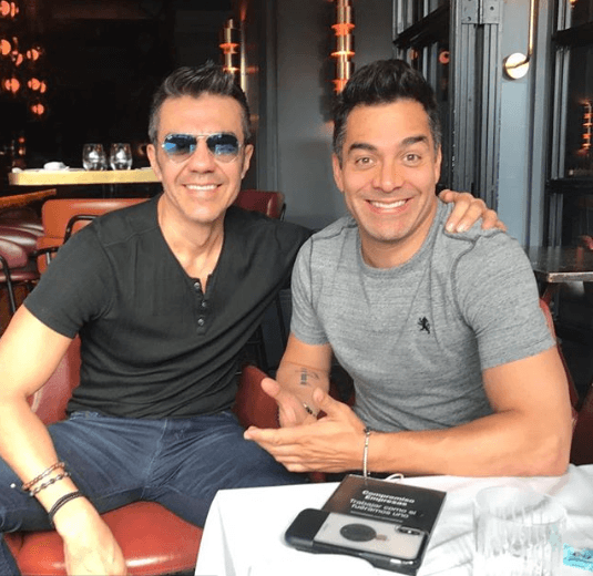En Madrid, España, Adrián se reunió con Omar Chaparro para retomar las actividades de su espectáculo 'Imparables, el show', así lo indicó Uribe en sus redes sociales.