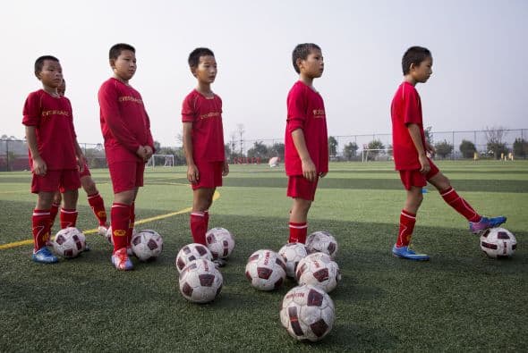 China pone sus esperanzas en estos niños futbolistas que entrenan en la academia de fútbol más grande del mundo.