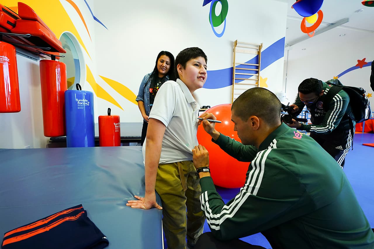 Además hubo tiempo para fotografías y firma de autógrafos.