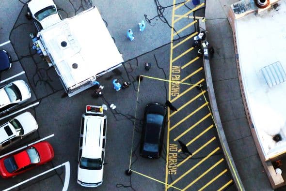 Tras los disparos registrados en Newtown, numerosos estudiantes del establecimiento salieran huyendo despavoridos hacia uno de los estacionamientos de la escuela. Poco después el área fue cercada por ambulancias, policías, angustiados padres de familia y periodistas.