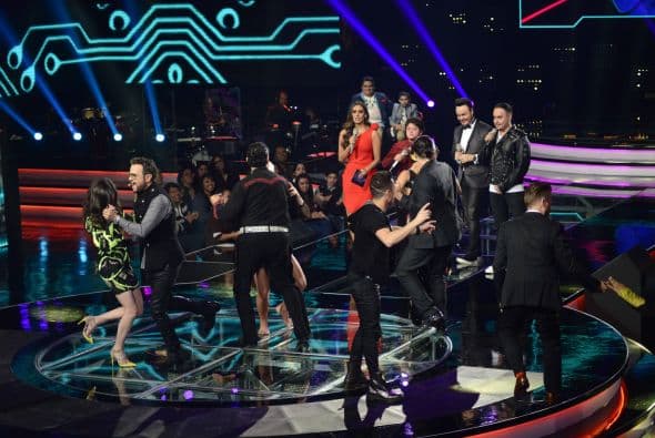 Los jueces subieron al escenario para darnos una clase de baile. Ana Torroja hasta se quitó los zapatos, Cristian Castro enseñó su movimiento de cadera a María León, Espinoza Paz bailó pegadito con Paty Cantú y Pee Wee se movió con candela.