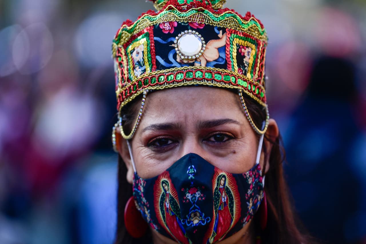 Una mujer con un cubrebocas que muestra a la virgen de Guadalupe este domingo 12 de diciembre de 2021.