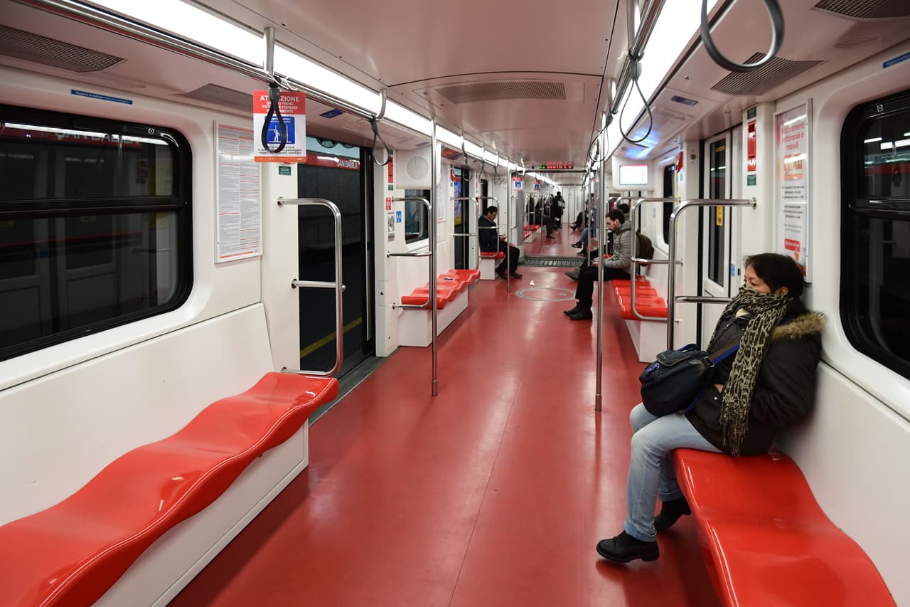 Unos pocos viajeros viajan en el metro subterráneo de Milán este 10 de marzo.