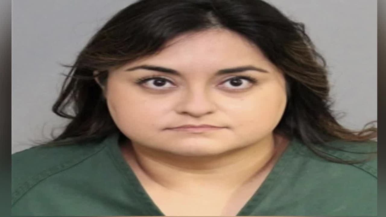 Maestra de coro de Santa Ana High School responde al llamado de un estudiante de 17 años y la arrestan
