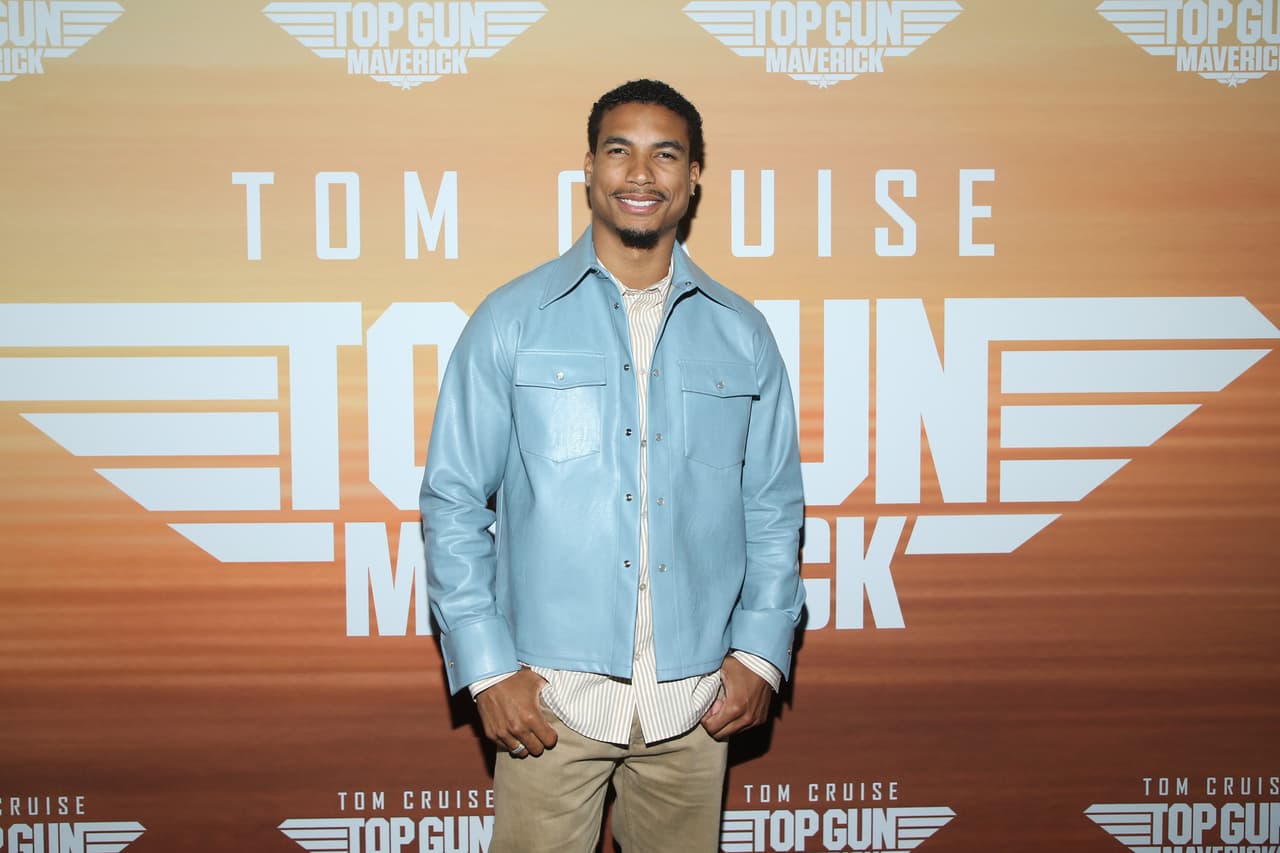 “No es ninguna broma. La potencia de estos F-18 es muy intensa. Ningún mortal podría hacerlo. (...) Tu cuerpo no está acostumbrado a este tipo de fuerzas, a que la sangre se te suba a la cabeza y todo eso”, comentó Tarzan Davis.