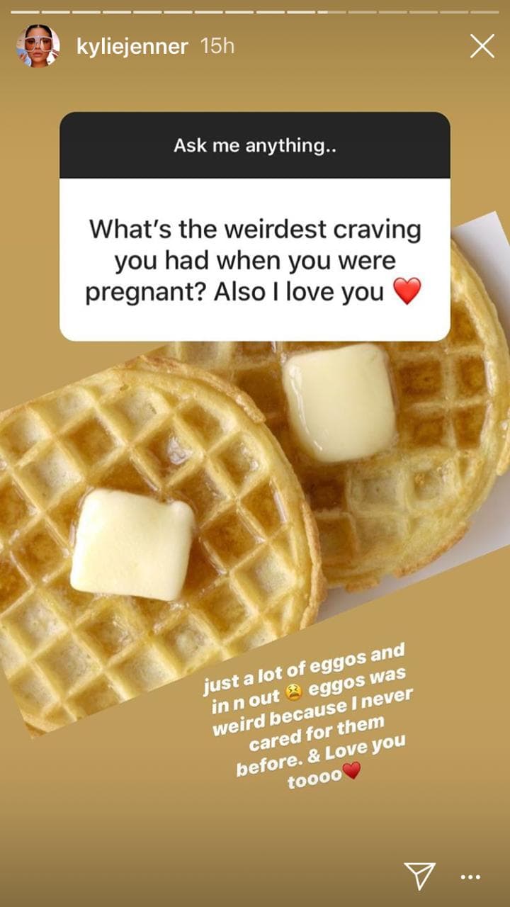 La estrella del reality show 'Keeping up with the Kardashians' también fue cuestionada acerca de los antojos que tuvo durante el embarazo, a lo que Jenner contestó: "Un montón de Eggos (waffles) y In-N-Out (restaurante de hamburguesas). Eggos era raro porque nunca me había preocupado por ellos antes", explicó.