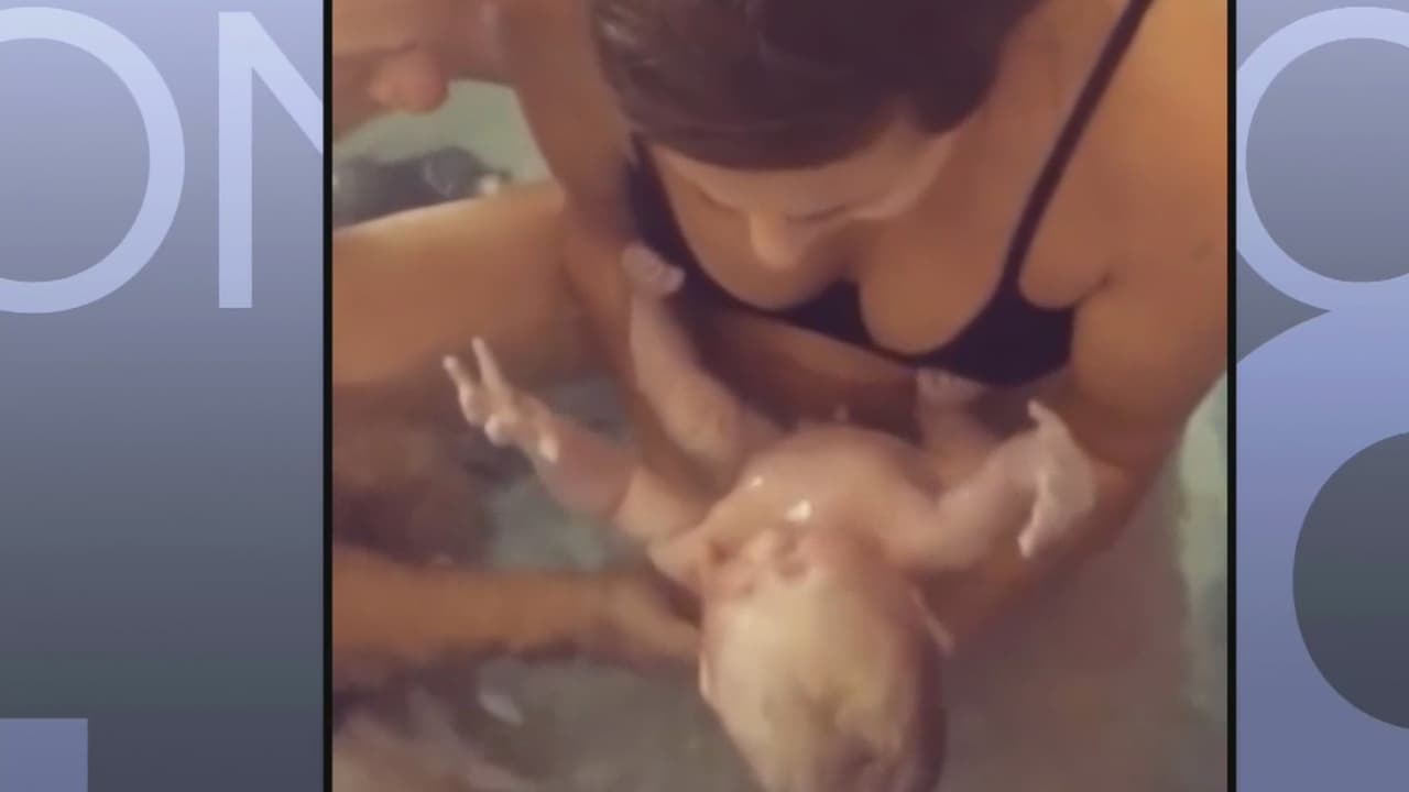 Increíble video muestra a una madre dar a luz usando sus propias manos para traer a su bebé al mundo