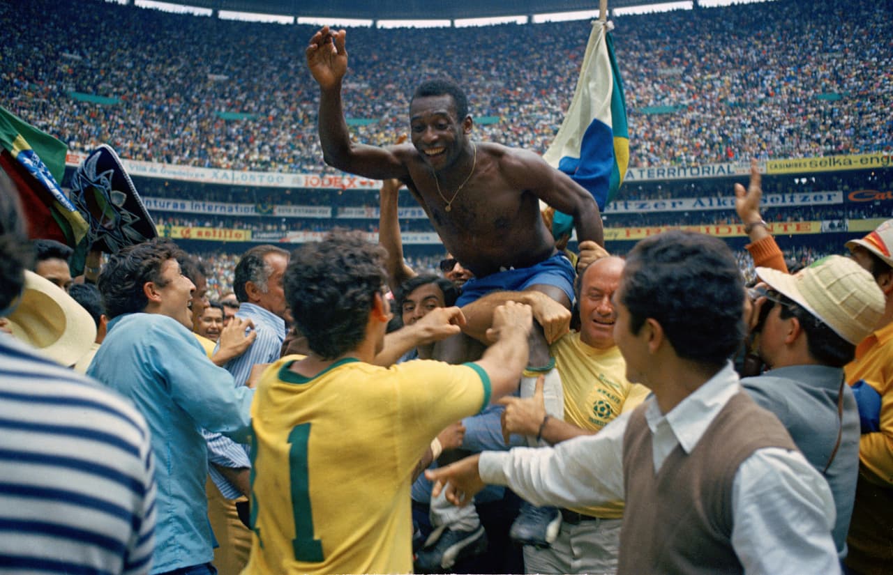 Pelé, de Brasil, en el centro, es alzado en hombros por sus compañeros tras la victoria de Brasil sobre Italia por 4-1 en la final de la Copa Mundial, disputada en la Ciudad de México.