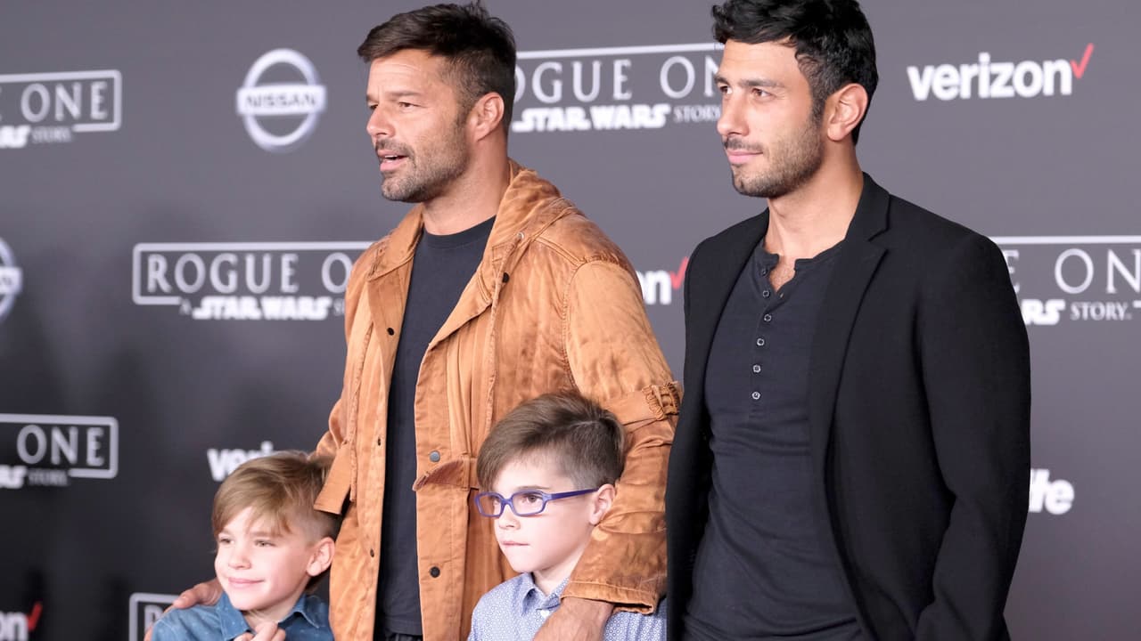 El cantante también es
<b> <a href="https://www.univision.com/famosos/ricky-martin-crecido-hija-lucia" target="_blank">papá de Lucía (3 años) y Renn (2). </a></b>
<br>
