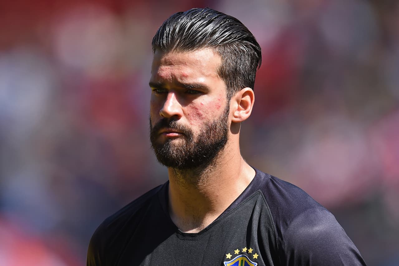 Cada vez más cerca está la llegada del portero brasileño Alisson al Liverpool para reemplazar a Loris Karius, o por lo menos ponerle competencia.