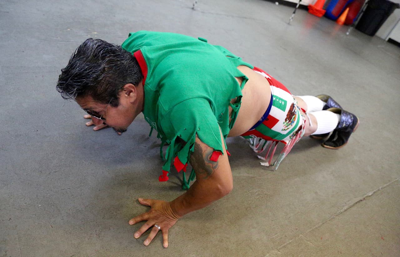 Así pagó la apuesta El Feo a Raúl 'El Pelón' después de la derrota de Julio César Chávez Jr.