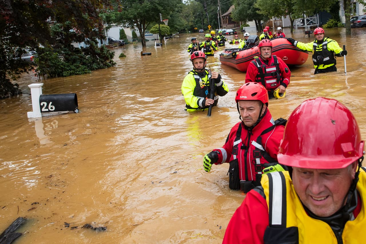 <b>Lluvias, fuertes vientos e inundaciones en la Costa Este</b>
<br>
<br>Rescatistas buscan residentes para evacuarlos de un área inundada Helmetta, Nueva Jersey, el 22 de agosto de 2021. Ese día Henri, un sistema con fuerza de tormenta tropical, se estrelló contra Rhode Island y dejó sin electricidad a miles de estadounidenses, cancelando decenas de vuelos y provocando lluvias récord. 
<br>
<br>Dos meses después, en octubre, un fenómeno meteorológico conocido como ‘nor’easter’ 
<a href="https://www.univision.com/noticias/estados-unidos/fuertes-vientos-tormenta-noreste-estados-unidos-lluvias-inundaciones-noreaster-mal-clima-fotos"><u>llevó severas lluvias y ráfagas de viento a toda la región de Nueva Inglaterra</u></a>.