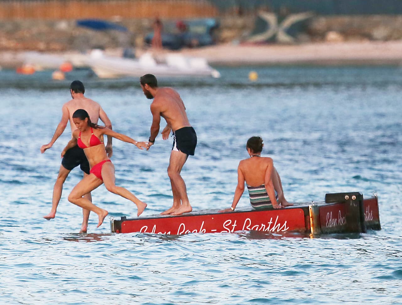 Carole se divertía observándolos.