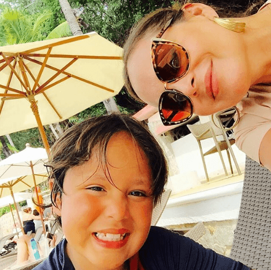 De acuerdo con información de E!, dos años después de este hecho, el hijo de la actriz presentó desmayos y dolor en los huesos, similares a los que la propia Spanic sufrió en 2010 por envenenamiento.