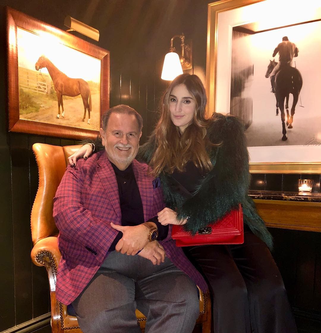 Y lo mismo hizo Raúl de Molina, quien aprovechó el programa del 26 de abril para 
<b><a href="https://www.univision.com/shows/el-gordo-y-la-flaca/el-gordo-se-conmueve-en-vivo-por-el-cumpleanos-de-mia-mientras-muestra-una-tierna-foto-de-su-ninez-video">felicitar a Mia por su cumpleaños</a></b>, demostrando que el vínculo padre hija sigue más sólido que nunca.