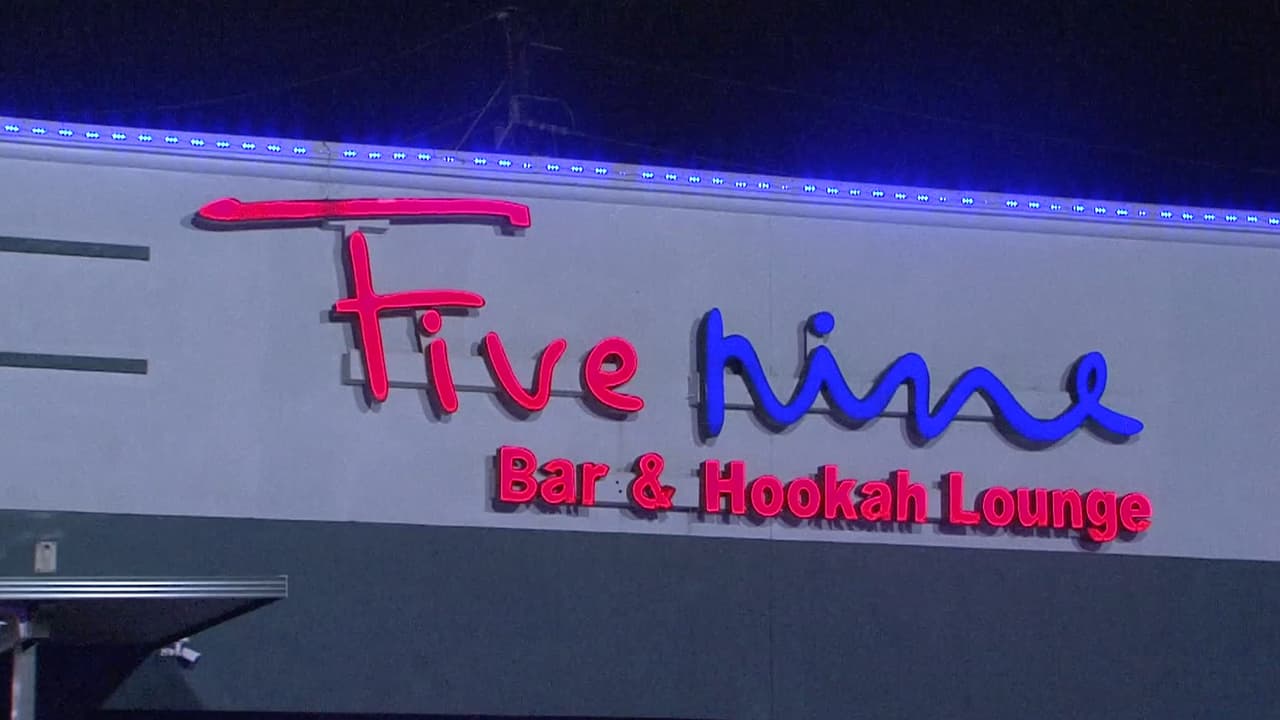 Las 
<b><a href="https://cityofhouston.news/surveillance-photos-of-two-suspects-wanted-in-fatal-shooting-at-11750-south-wilcrest-drive/" target="_blank">autoridades indicaron</a></b> que cuando las víctimas salieron del club, comenzó una discusión verbal en el estacionamiento. La discusión se intensificó con varias personas que se vieron involucradas en una pelea a puñetazos. Durante el altercado, dos sospechosos sacaron armas, comenzaron a disparar en todas direcciones y huyeron del lugar en un Dodge Charger blanco.