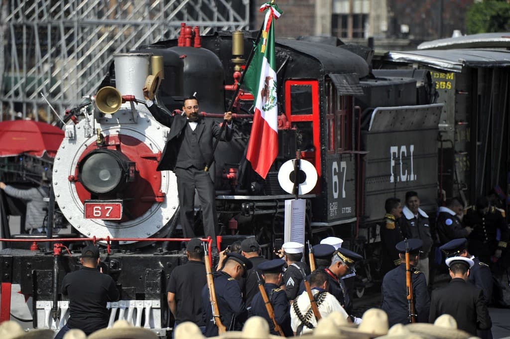 El despliegue de este miércoles fue un mosaico de combinación de alegría e historia, pero la estrella del desfile fue 'Petra', una locomotora de 1899 que fue trasladada desde el Museo de los Ferrocarrileros hasta el Zócalo de la Ciudad de México.