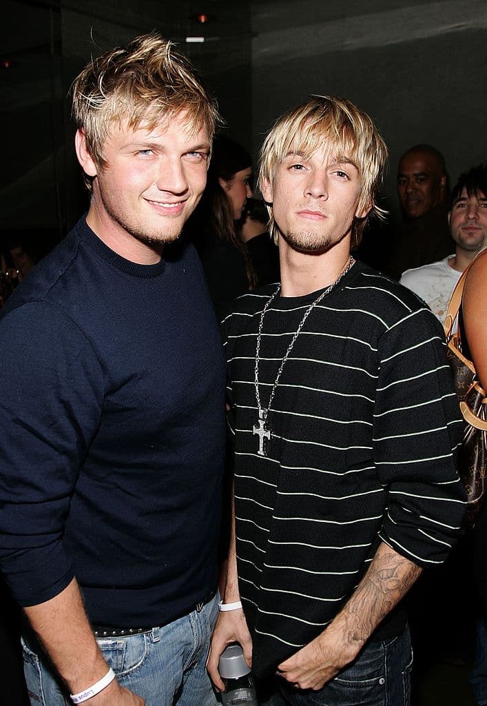Sus compañeros de la agrupación no se han pronunciado para felicitarlo, pero quien sí habló del tema fue 
<b>Aaron Carter</b>, hermano menor de Nick que no puede acercarse a ellos por una 
<b><a href="https://www.univision.com/famosos/integrante-de-los-backstreet-boys-teme-que-su-hermano-asesine-a-su-esposa-embarazada-y-pide-proteccion-legal-fotos">orden de restricción</a></b> solicitada por el cantante de la 'boyband'.