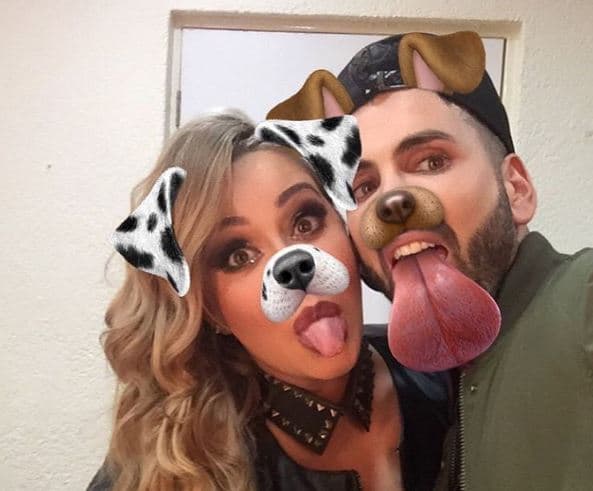 Jomari Goyso ha estado de cerca apoyando a Chiquis en su proceso durante el show y por qué no, también dándole ánimo en la tristeza que tiene su corazón.
