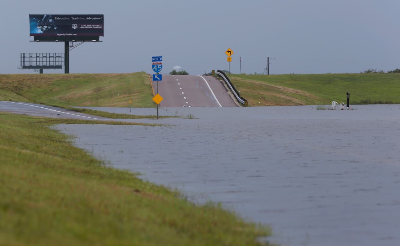 Aguaceros inundan la carretera Interestatal 45 entre Galveston y La Marquee, Texas.