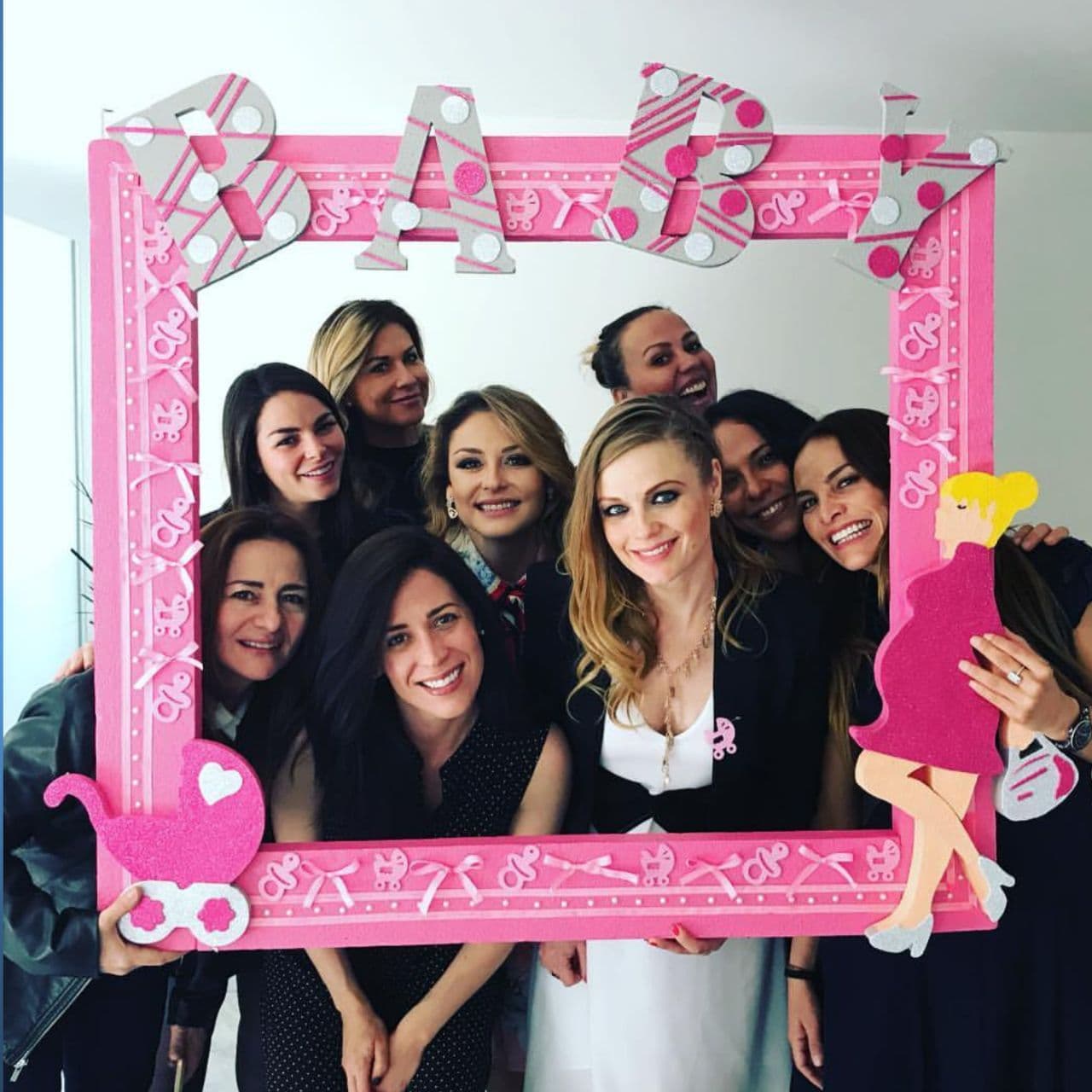 La actriz Ana Layevska celebró su
<i> baby shower</i> en compañía de su familia y sus mejores amigas.
