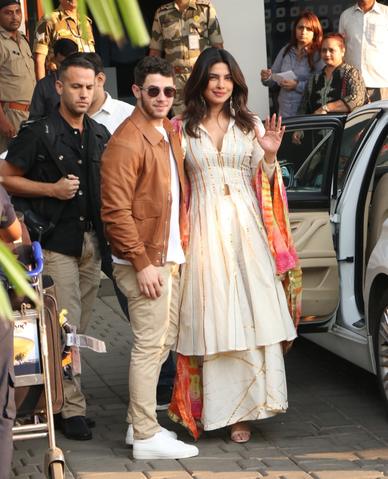 Nick Jonas, quien anteriormente había sostenido romances con 
<b><a href="https://www.univision.com/entretenimiento/parejas/nick-jonas-en-cena-romantica-con-kate-hudson-video" target="_blank">Kate Hudson</a></b> y 
<b><a href="https://www.univision.com/entretenimiento/parejas/nick-jonas-confirma-su-romance-con-lily-collins" target="_blank">Lily Collins</a></b>, y Priyanka Chopra 
<b><a href="https://www.univision.com/entretenimiento/en-fotos-asi-fue-la-boda-de-nick-jonas-y-priyanka-chopra-fotos" target="_blank">se casaron el 1 de diciembre</a></b>, en una celebración que duró cuatro días.