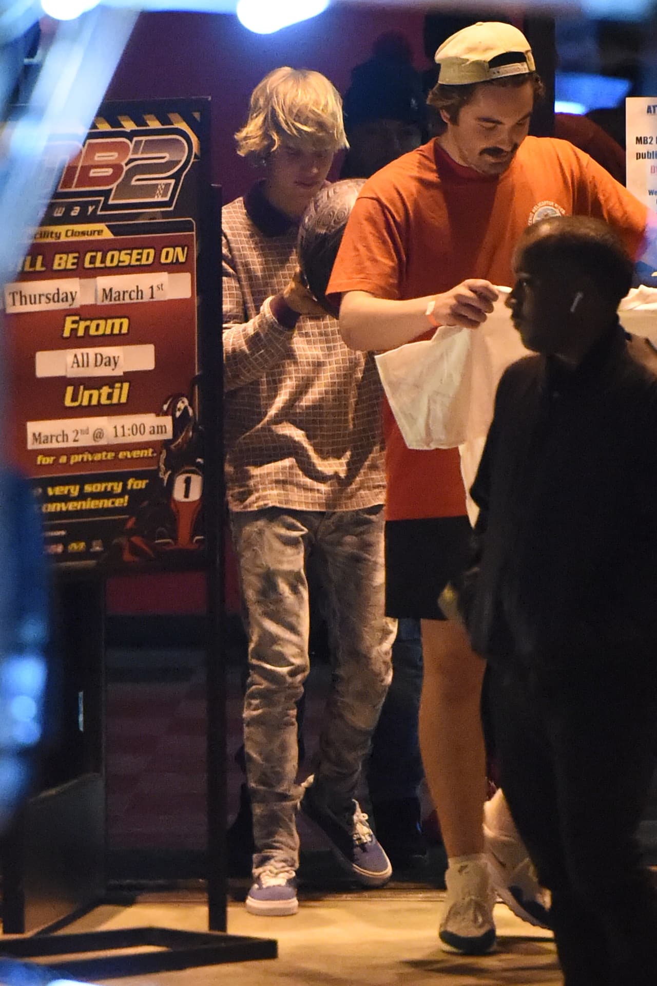 Un asistente salió del local con una camiseta que decía ‘JB24’, o sea los 24 años de Justin Bieber.