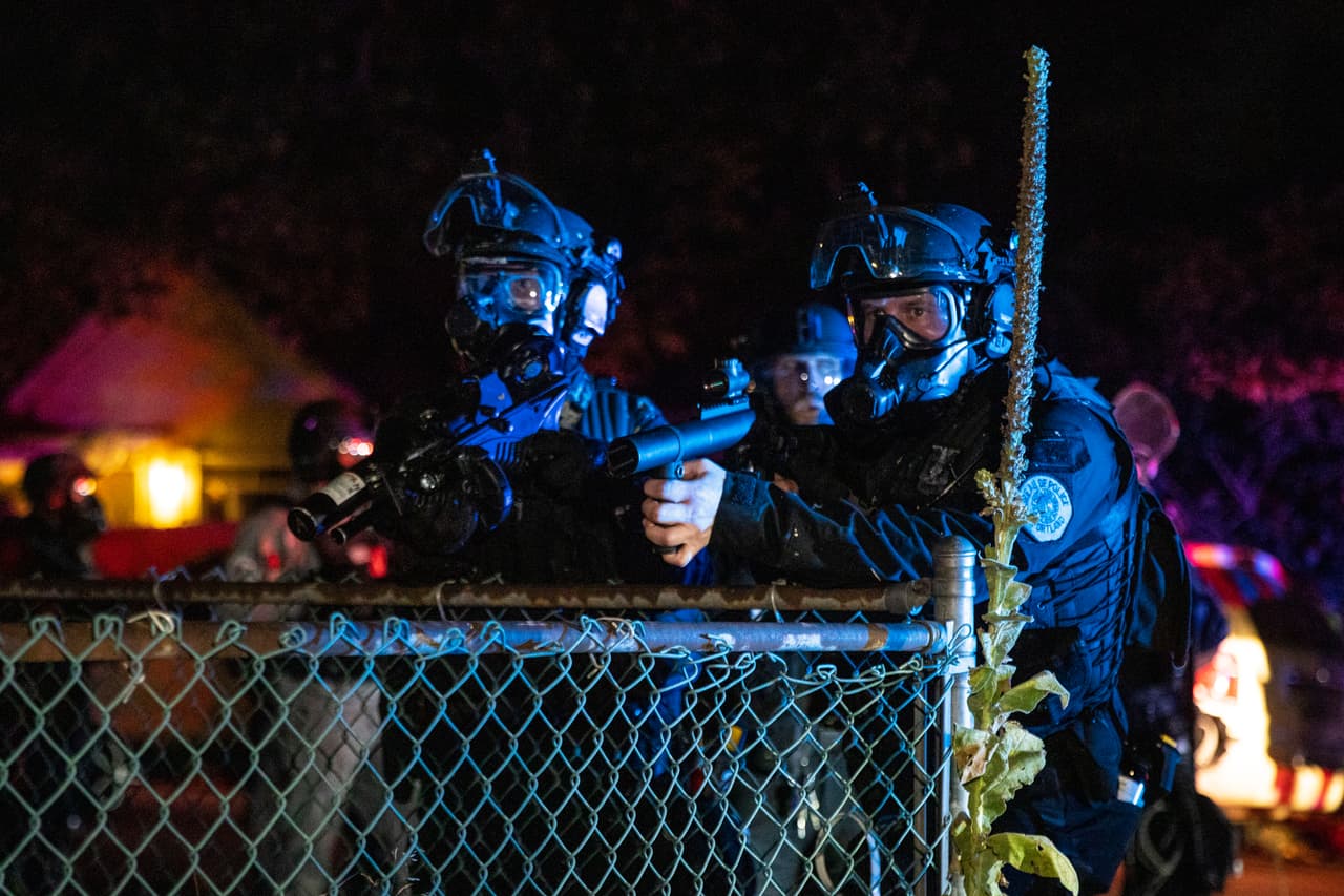 Como en otras ocasiones, la policía consideró que esta manifestación no estaba autorizada y que se había convertido en "un motín", por lo que los agentes comenzaron a disparar bombas lacrimógenas y otro tipo de munición 'no letal' para disperar a la multitud.