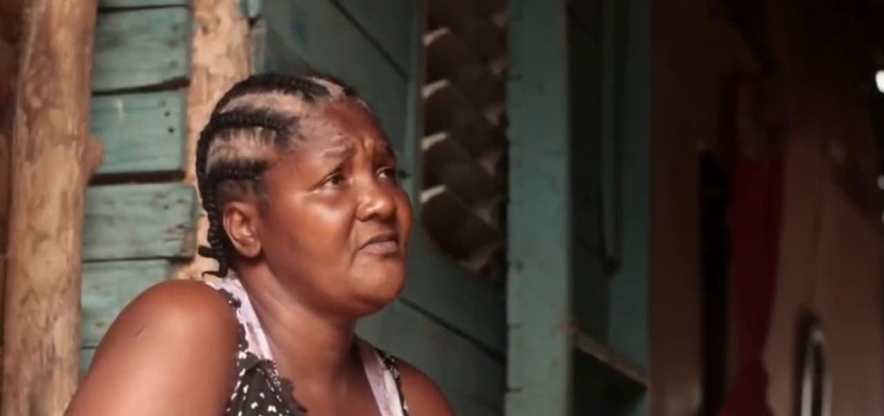 María Bautista, la menor de los siete hijos de la pareja y la encargada de cuidarlos,
<b> rompe en llanto al contar que Ramón tiene muchas dificultades para comer. </b>"Ya no puede disfrutar sus alimentos. Bebe y duerme con la boca abierta. Es algo muy difícil de vivir", precisa.
<br>
<br>