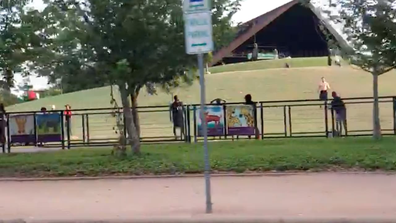 Solamente los negocios considerados como esenciales siguen laborando