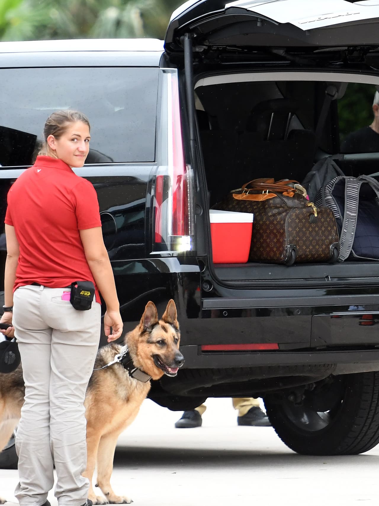 Los paparazzi lograron captar las maletas de la diva ya en la camioneta.
