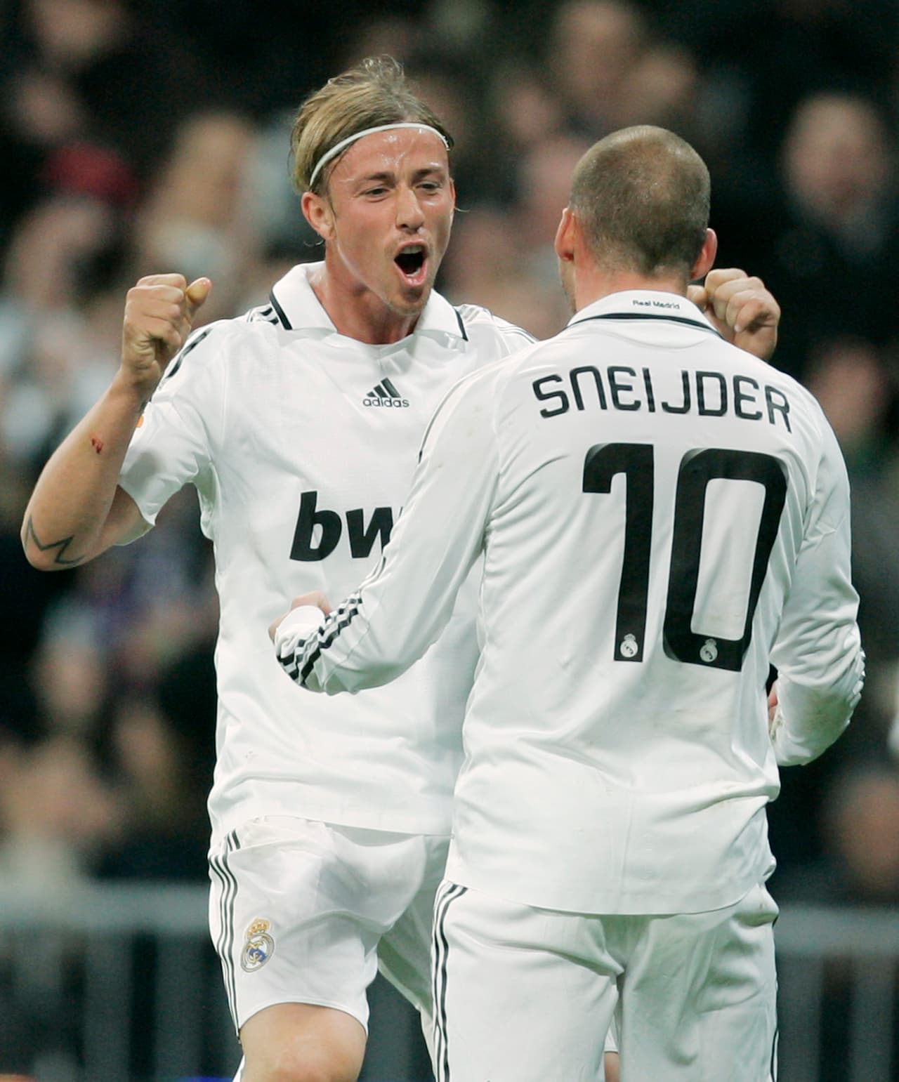 Otra de las víctimas fue Wesley Sneijder, quien llegó en el 2007 usando el número 23. Las siguientes dos temporadas se pasó al 10 y su nivel cayó de forma estrepitosa hasta que se fue a jugar al Inter de Milán.