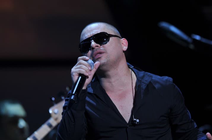 Y es que la víctima argumentó que le privaron de su libertad, lo amarraron con cinta plástica y lo golpearon.