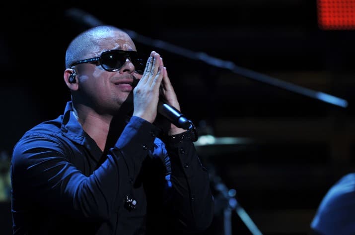 Por otro lado suena fuerte la idea de que, mientras se define el caso de Larry, sus defensores legales podrían alegar que el cantante tiene compromisos laborales, como conciertos o giras, con las cuales cumplir.