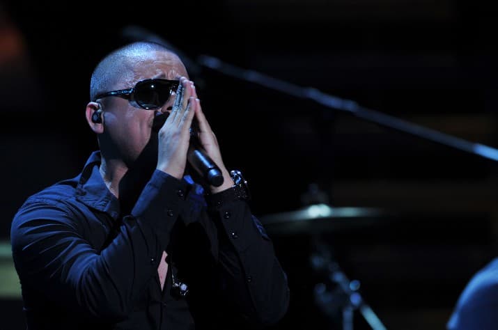 En el mejor de los casos, Larry podría alcanzar una fianza, la cual podría fijar el juez que lleve el caso.