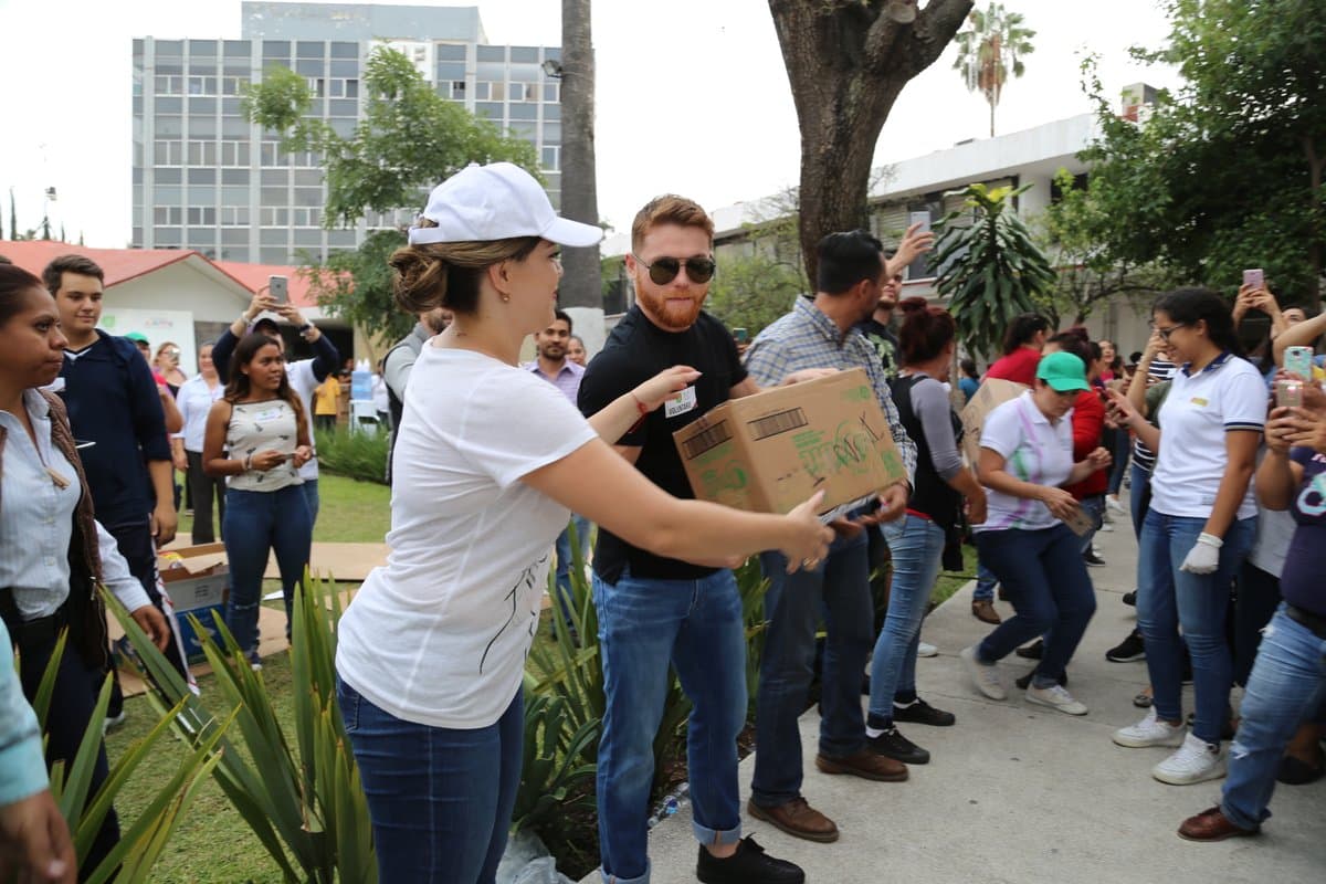 'Canelo' Álvarez dona dos camiones de víveres a damnificados