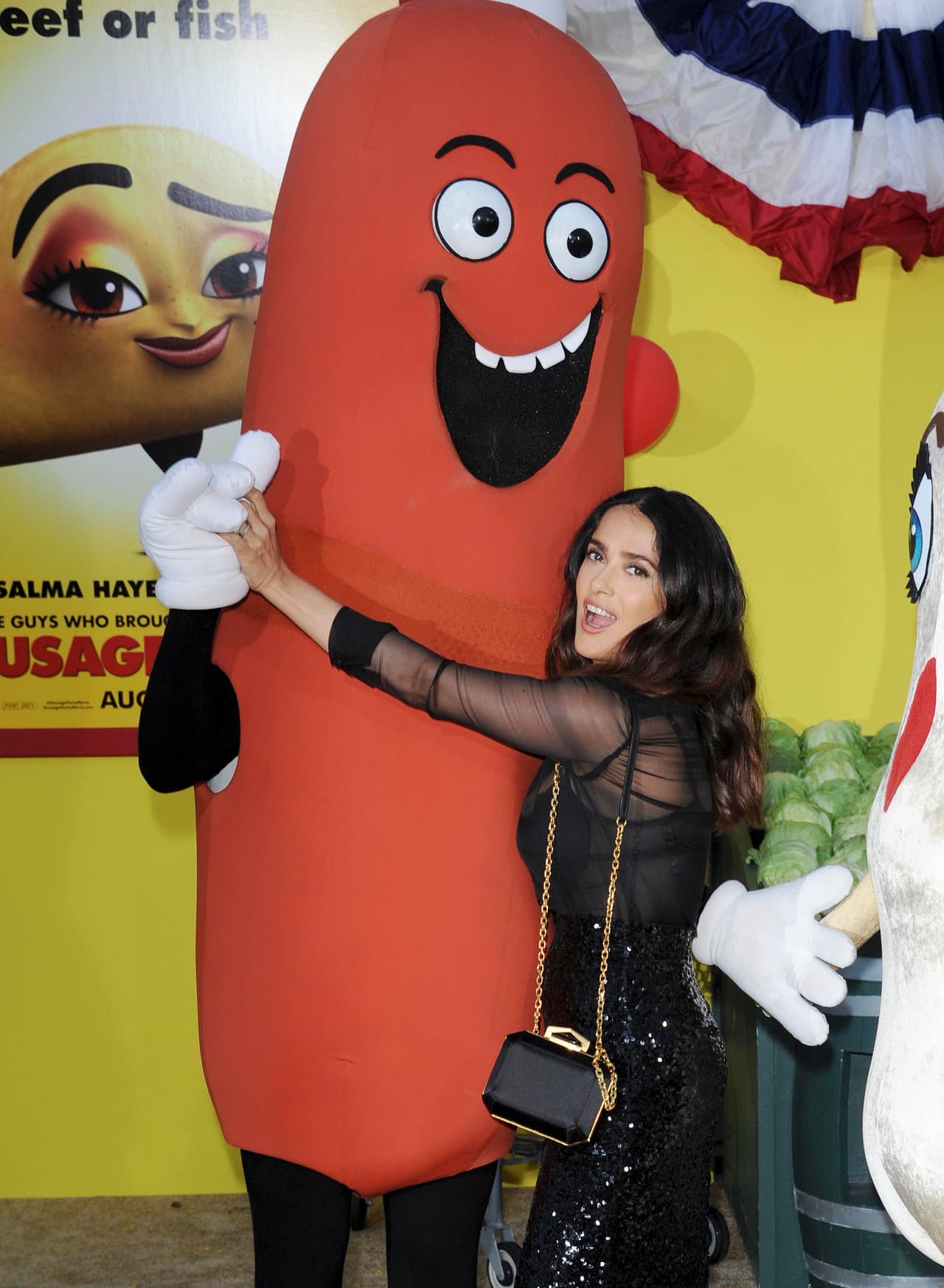 Y Salma se la pasó entretenida en el estreno, abrazando a una salchichota.