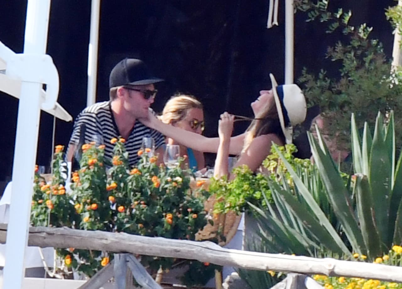 Tuvieron un almuerzo a la orilla del mar.