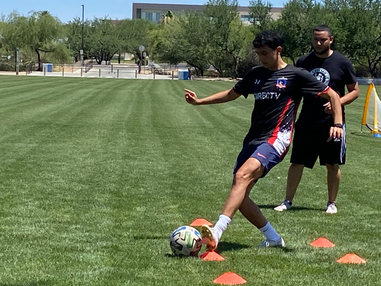 El joven mediocampista del PSV, Richard Ledezma, está de vacaciones en Phoenix, la tierra que lo vio nacer.