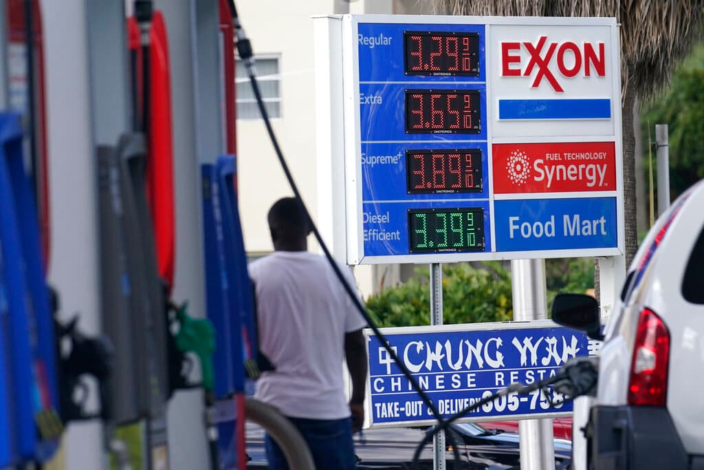 Cheques de estímulo y menos impuestos: las medidas de 15 estados para combatir los precios de la gasolina (mira lo que hará el tuyo)