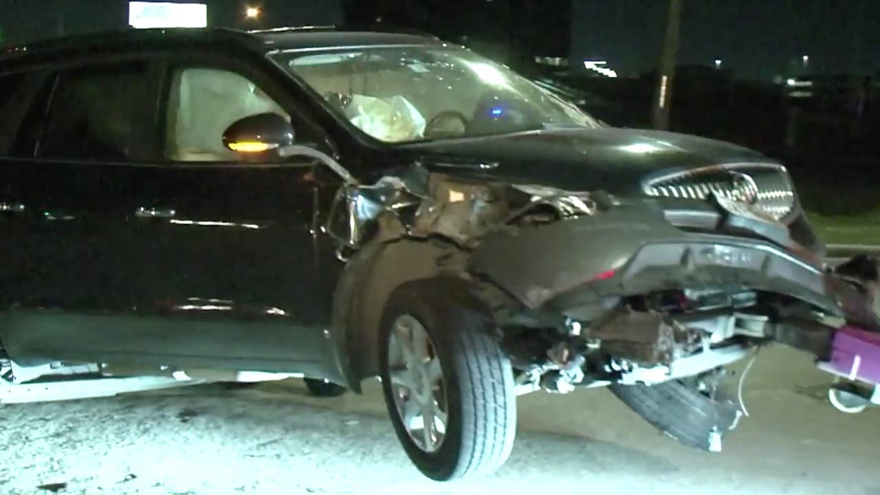 El vehículo chocado viajaba una familia que resultó lesionada.