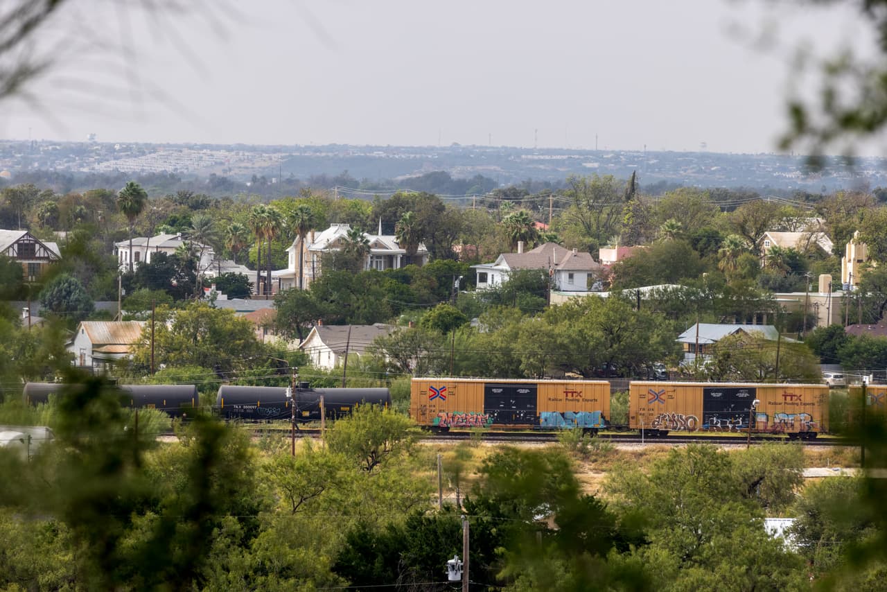 Eagle Pass es la ciudad más grande del condado Maverick, donde vive aproximadamente la mitad de los 58 mil habitantes del condado.