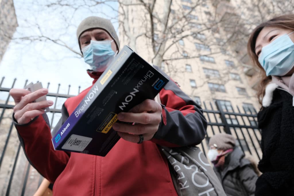 En febrero, el gobierno federal habilitó una página web y un número de teléfono para que cada residencia, ya sea casa o departamento, pueda solicitar cuatro 
<a href="https://www.univision.com/local/sacramento-kuvs/pcr-o-antigenos-cual-pruebas-coronavirus-mas-preciso">pruebas caseras (de antígenos)</a> gratuitas. Para mediados de marzo, se podrá pedir cuatro pruebas más, dijo el presidente Biden en su discurso del Estado de la Unión.