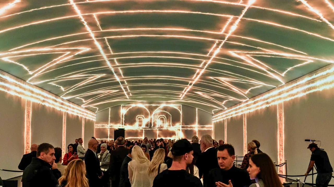 Visitantes recorren la 
<b>exhibición instalada en el Barton Creek Square Mall</b>, donde las imágenes se muestran a nivel de los ojos para una experiencia educativa accesible.