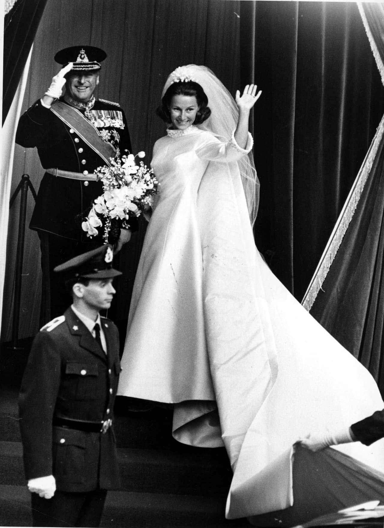 <b>1968 - Sonia Haraldsen and Prince Harald V of Norway </b>
<br>Despite the 
<a href="https://www.vanidades.com/realeza/16/05/13/Sonia_de_Noruega_intimidades_de_la_reina_de_acero/">romance forbidden</a> by his family, the story led to a wedding, at which the bride wore an elegant gown that she designed herself, with an architectural cut, in white silk, with pearls at the cuffs and neckline.