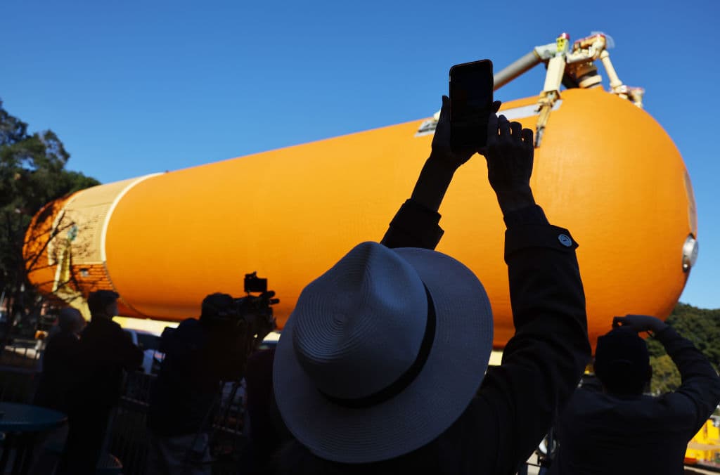 Sería esta la última vez que este tanque de 65,000 libras vacío estuviera en posición horizontal por mucho tiempo, pues tras 26 horas de trabajo ya quedó colocado en su nueva casa.