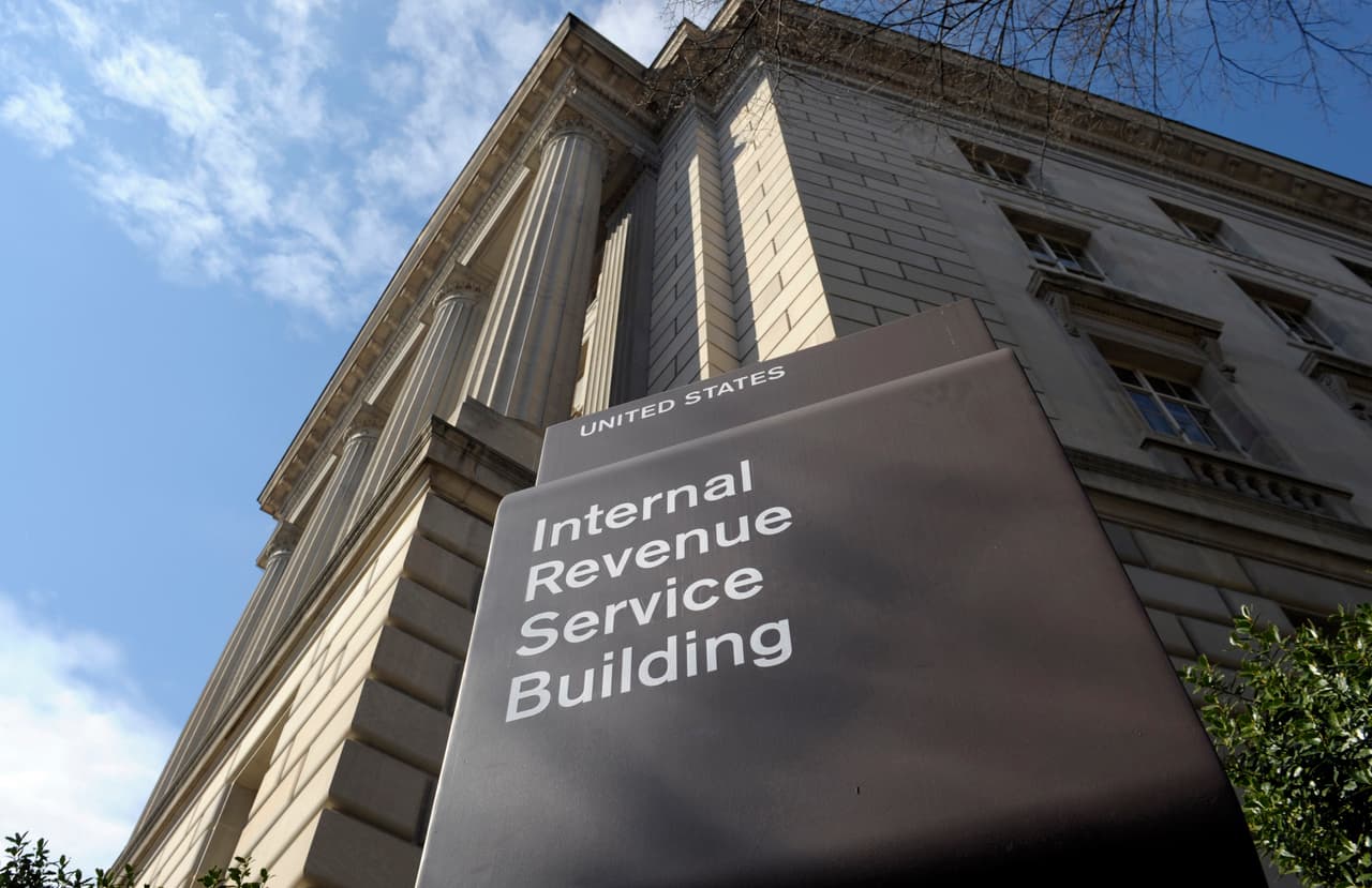 El IRS 
<a href="https://www.irs.gov/es/newsroom/irs-begins-delivering-third-round-of-economic-impact-payments-to-americans" target="_blank">recordó</a> que las personas elegibles para recibir el estímulo económico no deben “hacer absolutamente nada” y que 
<b>deben evitar “comunicarse con sus instituciones financieras o el IRS con preguntas sobre la fecha de pago”</b>.