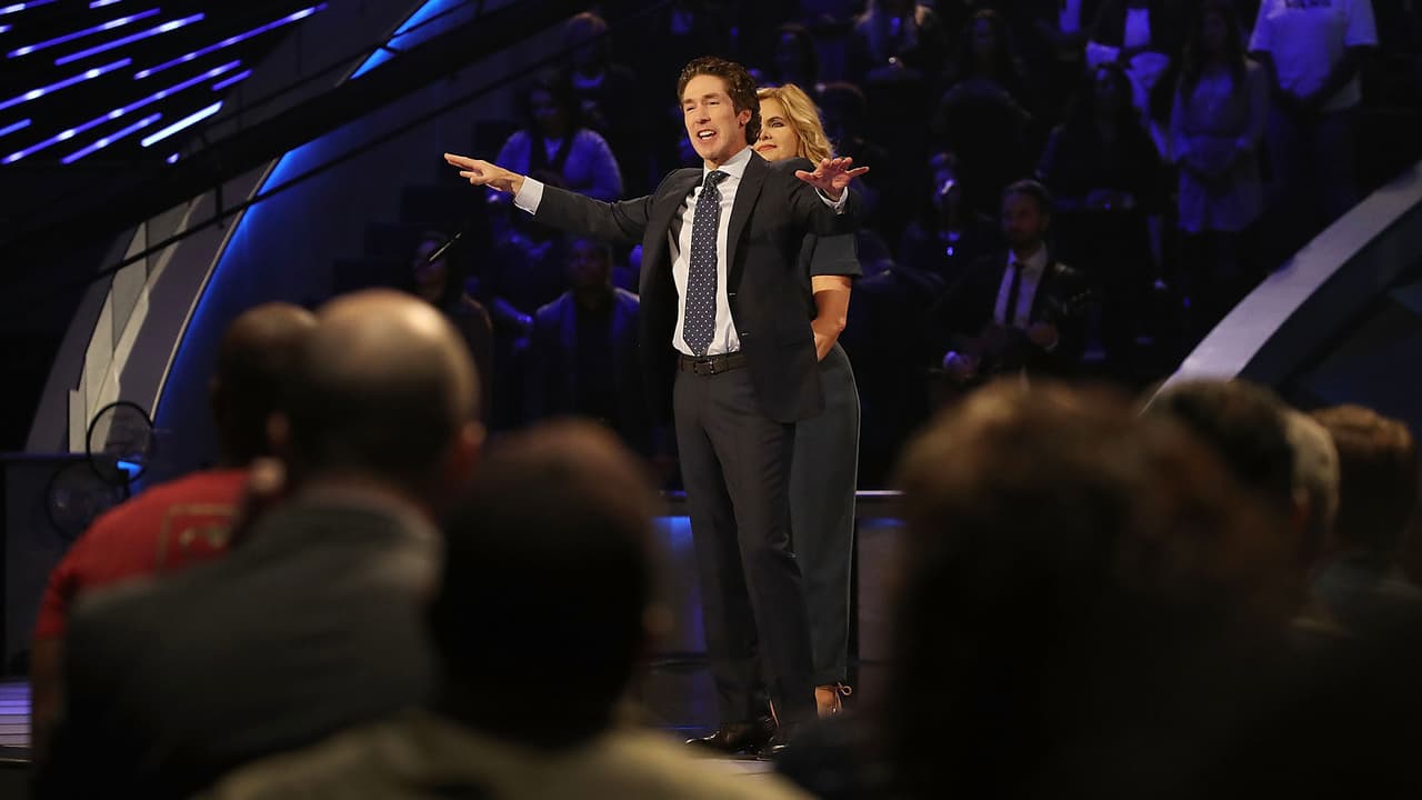 Plomero pide recompensa tras encontrar dinero y cheques en pared de megaiglesia de EEUU