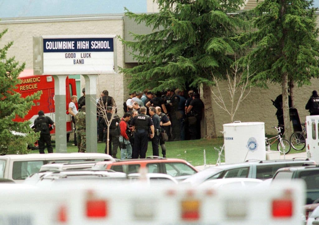 <b>1. Tiroteo y amenaza de bombas en la Columbine High School de Littleton, Colorado, </b>20 de abril de 1999, 13 muertos (12 estudiantes y una profesora) y más de 20 heridos. Dos adolescentes, Eric Harris, de 18 años y Dylan Klebold, de 17, arremetieron a tiros contra sus compañeros fuera de la escuela, después de que dos bombas que habían puesto en la cafetería no explotaron. Luego entraron y dispararon a la mayoría de sus víctimas en la biblioteca, para finalmente, quitarse la vida. 
<b><a href="https://www.univision.com/noticias/tiroteos/tiroteos-masivos-colorado-columbine-boulder-historia-fotos-fotos">Estos son los princpales tiroteos masivos que ha sufrido Colorado</a></b>.